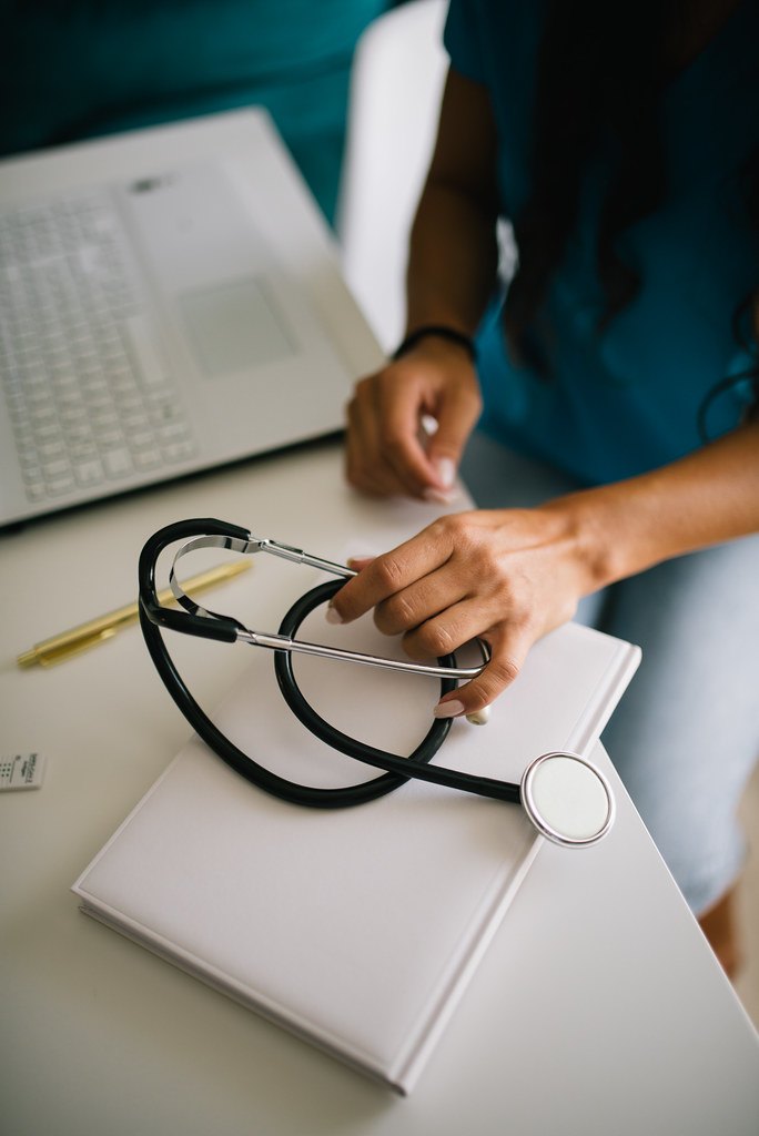 Stéthoscope sur un bureau d'étude, illustration de la physiologie cardiovasculaire UE3 PASS