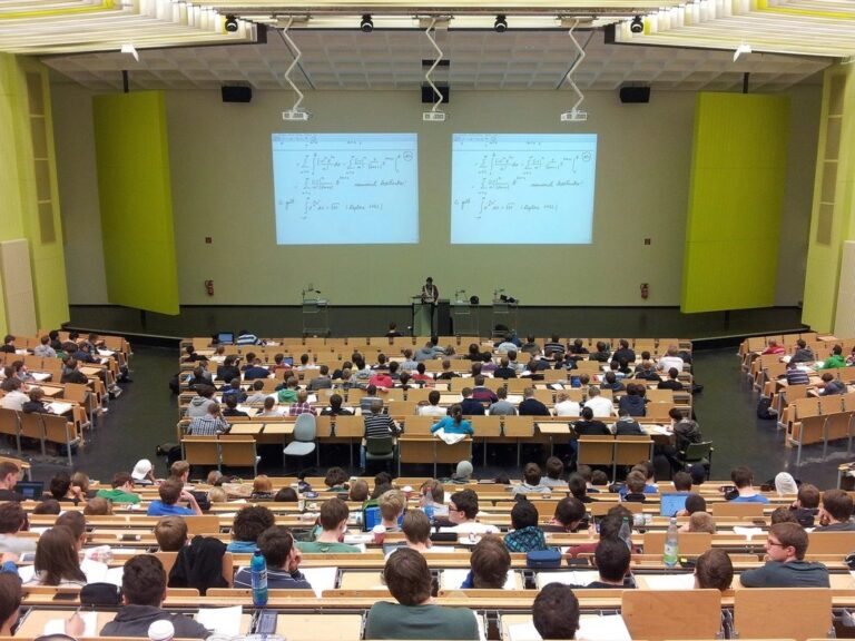 Amphithéâtre universitaire bondé d'étudiants suivant un cours, symbole de la première année de médecine PASS
